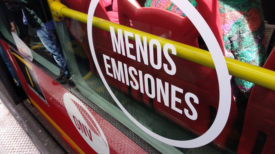 Comparación de viaje en hora valle en un TransMilenio nuevo a gas EuroVI y un bus viejo chimenea