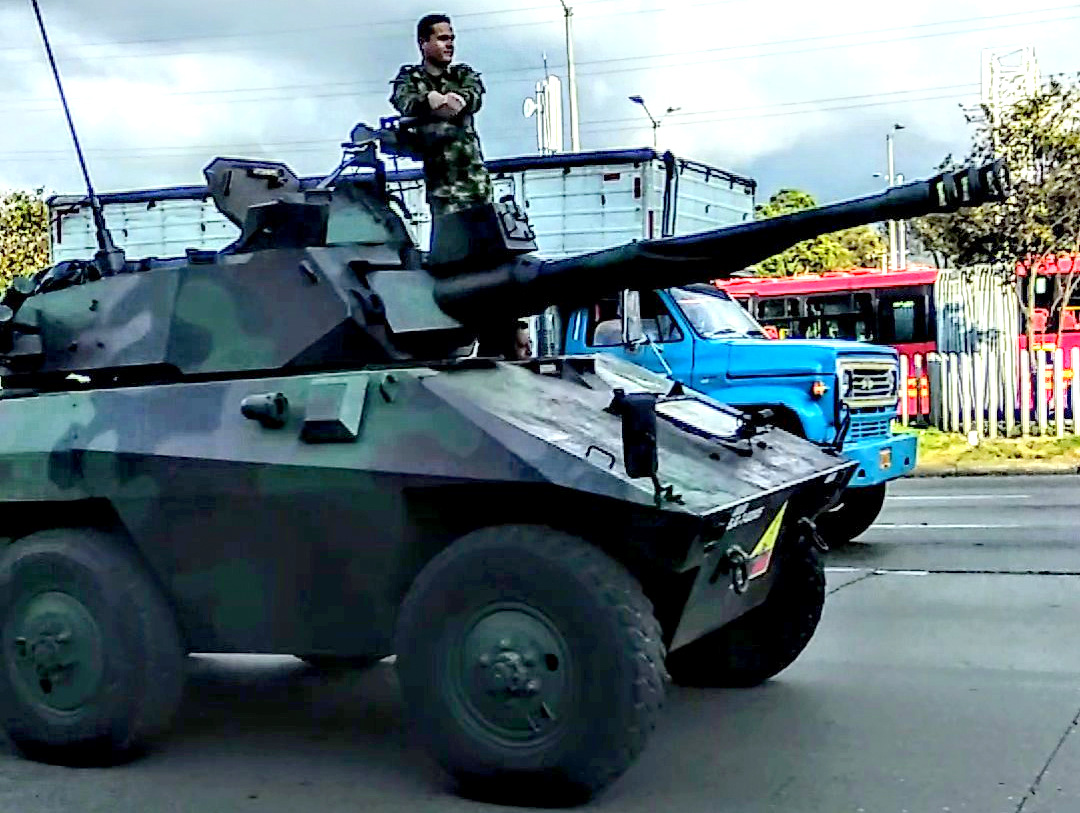 Medición de Calidad del Aire de una caravana de tanques militares en la Autopista norte