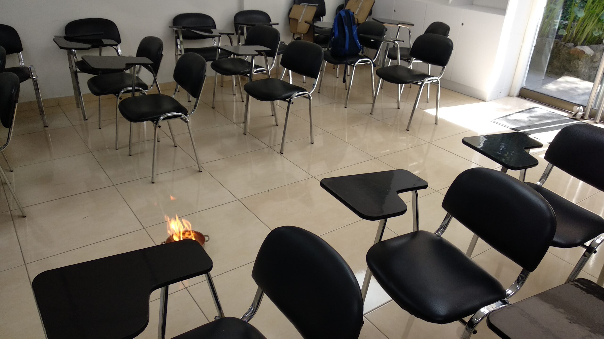 Medición de CO2 en auditorio, simulando salón de clases, para calcular tasas de ventilación y riesgo de transmisión del covid-19