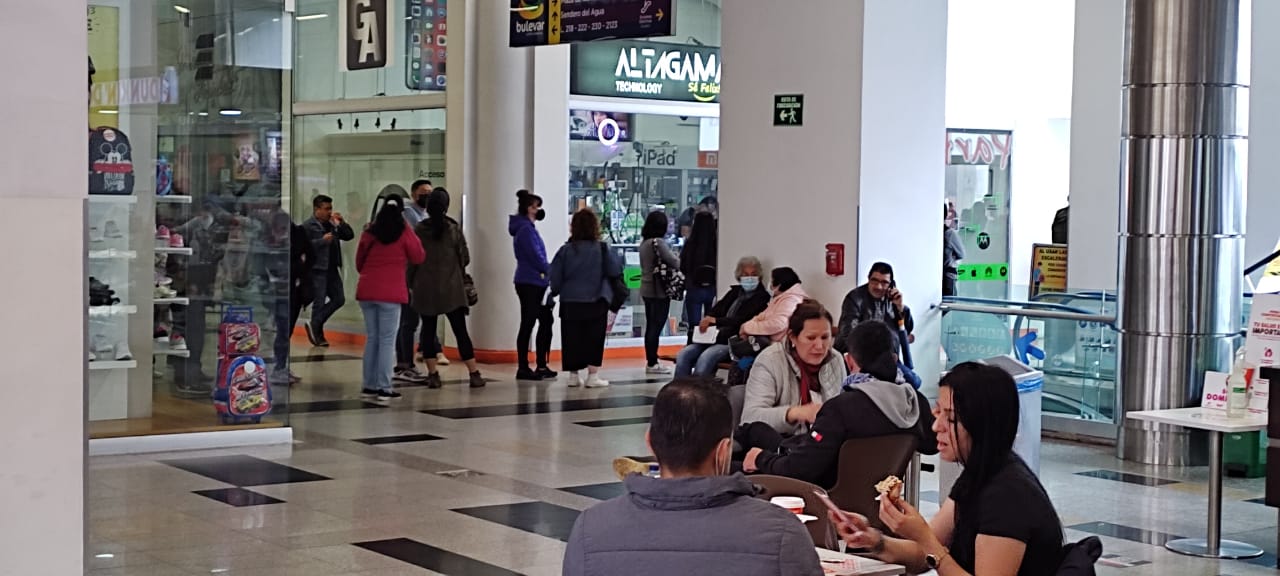 Medición de CO2 fuera del punto de vacunación del centro comercial Bulevar Niza con largas filas