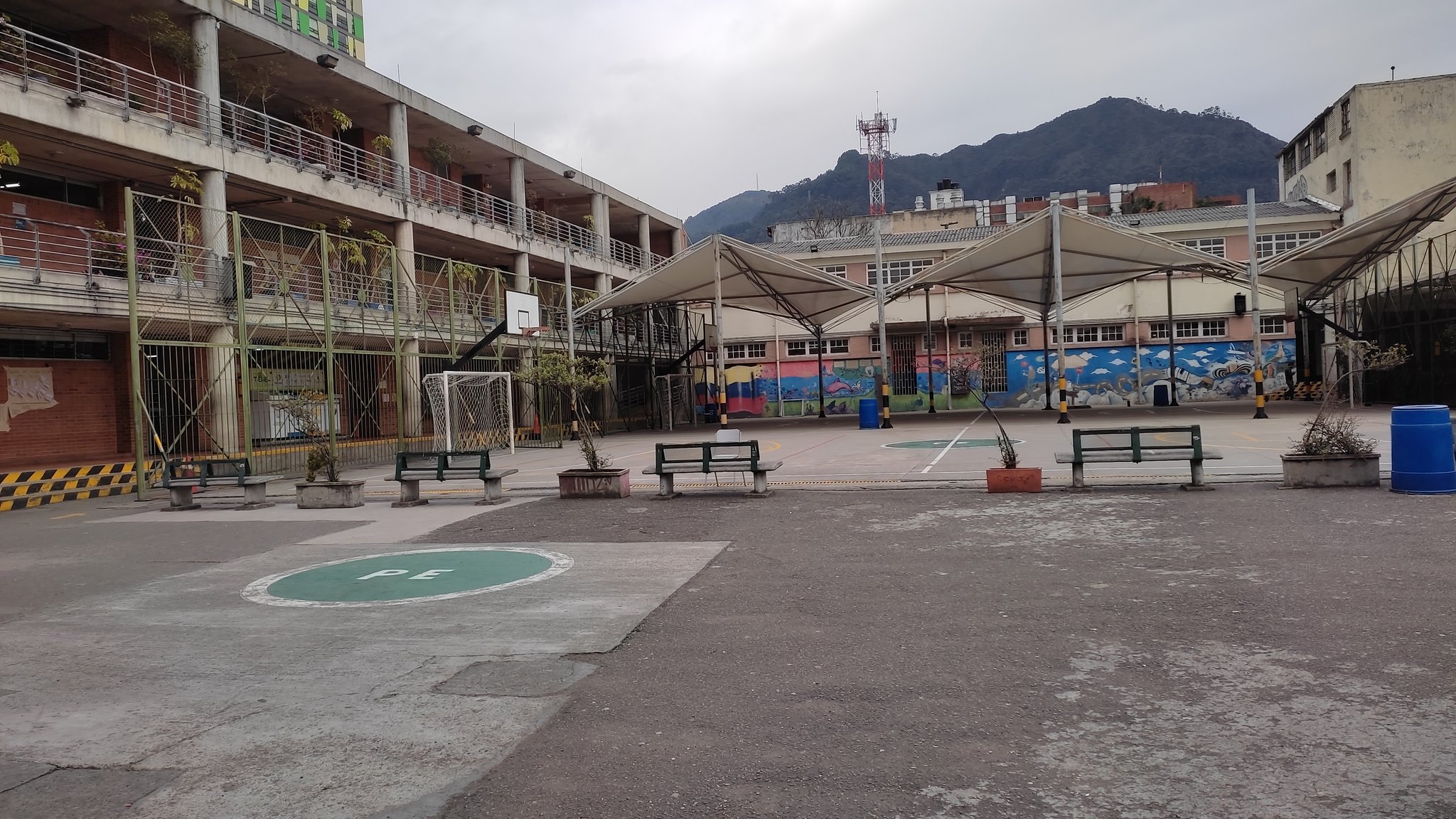 Instalación y conexión de un sensor AireCiudadano en un colegio público de Bogotá