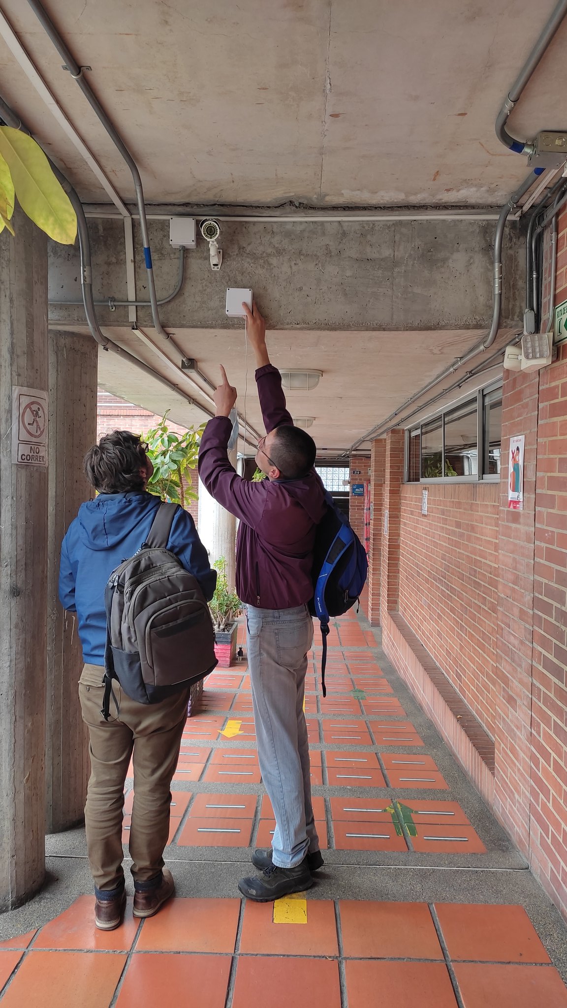 Instalación y conexión de un sensor AireCiudadano en un colegio público